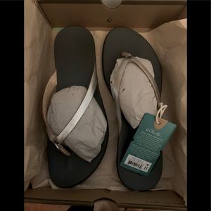 Olukai sandals sz 11 brand new in box never worn